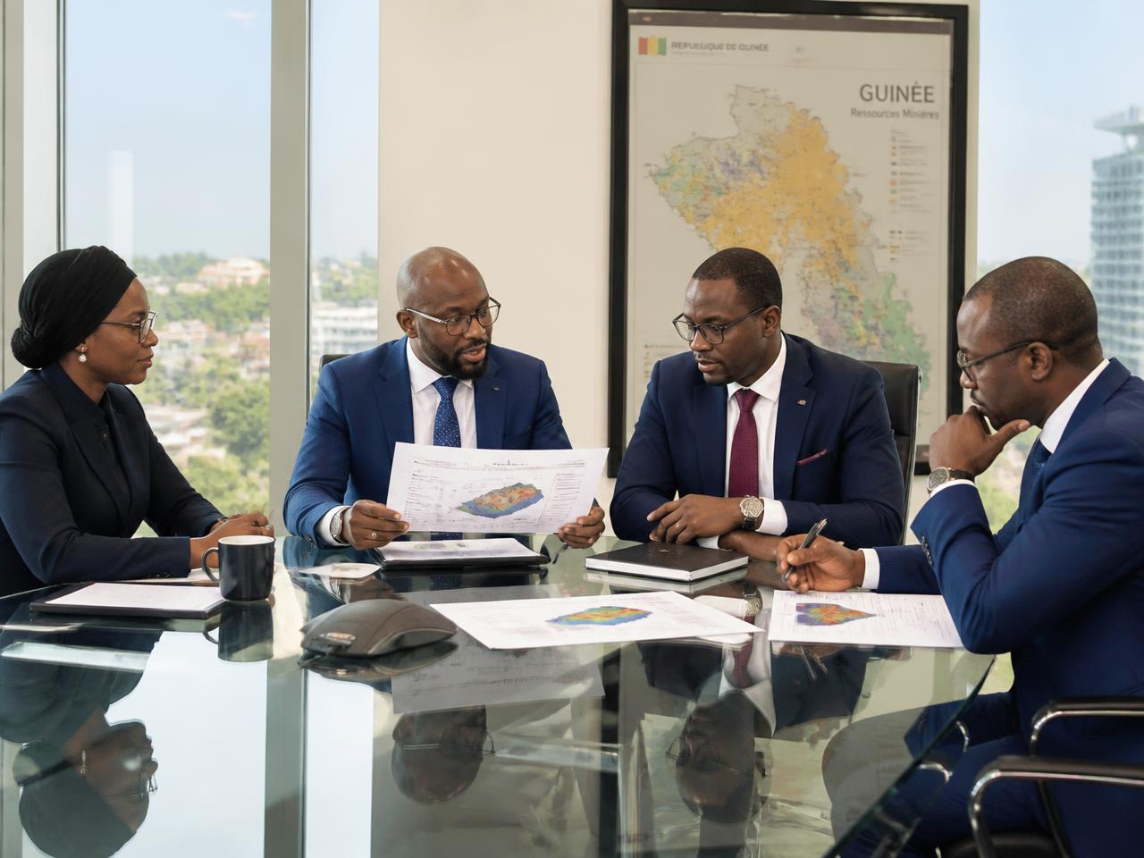 Réunion d'affaires dans les bureaux de SIEROCOP à Conakry